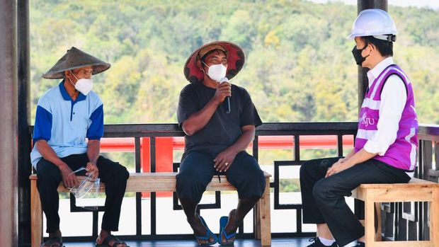 foto/ Dialog Presiden dengan petani di Bendungan Bendo, Kabupaten Ponorogo./  Foto: Laily Rachev - Biro Pers Sekretariat Presiden