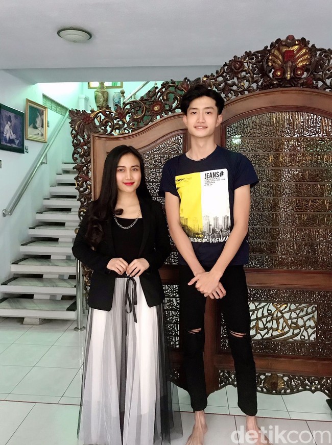 Wolipop telah menghubungi tukang bakso ganteng yang viral disebut mirip artis Korea tersebut. Rupanya dia adalah salah satu pemilik Mi Baso Kampung Abah. Kedai bakso tersebut dimiliki oleh dua orang yaitu Indiska Handiana (Diska) dan Muhammad Daffa Abilla (Daffa). Daffa lah yang disebut sebagai penjual bakso mirip Oppa Korea. Foto: Dok. pribadi Diska.