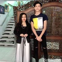 Wolipop telah menghubungi tukang bakso ganteng yang viral disebut mirip artis Korea tersebut. Rupanya dia adalah salah satu pemilik Mi Baso Kampung Abah. Kedai bakso tersebut dimiliki oleh dua orang yaitu Indiska Handiana (Diska) dan Muhammad Daffa Abilla (Daffa). Daffa lah yang disebut sebagai penjual bakso mirip Oppa Korea. Foto: Dok. pribadi Diska.