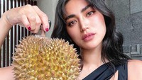 Kehidupan Jessica Iskandar di Bali jauh berbeda dengan kehidupannya semasa menetap di Jakarta. Jessica terlihat lebih bahagia dengan menikmati banyak waktu senggangnya di Bali. Foto: Instagram/inijedar