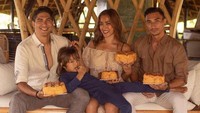 Kehidupan selebriti Jessica Iskandar memang tak pernah jauh dari isu dan gosip yang beredar. Tetapi selain menjadi seorang selebriti, Jessica Iskandar juga punya bisnis kuliner yang dikelolanya. Foto: Instagram/inijedar
