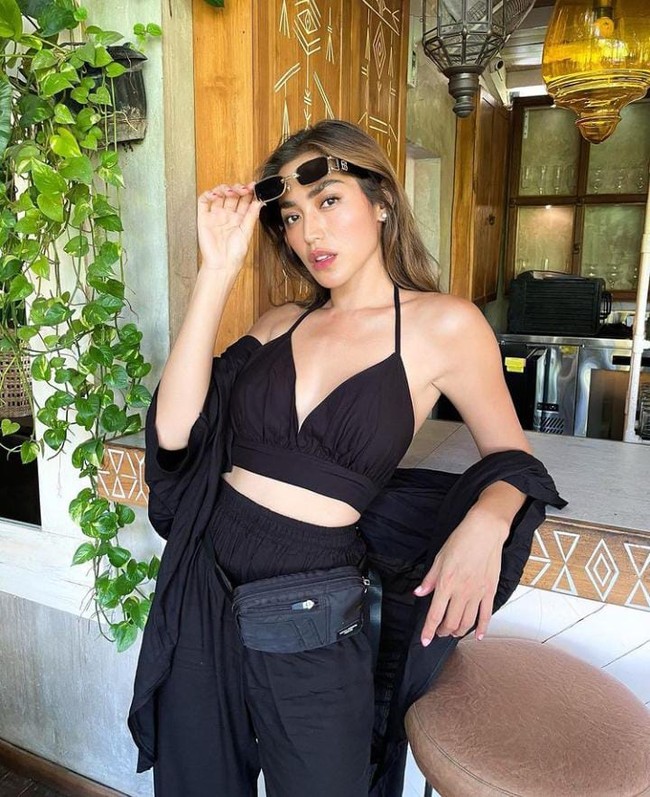 Artis 33 tahun itu mengklaim bahwa dia melakukan baptis dan dekat dengan tuhan bukan karena kekasihnya, melainkan berkat guru muay Thainya. Bung andre selalu ngirimin aku doa di WhatsApp. Suatu hari aku sadar, ini ada pelayan tuhan yang begitu dekat, kenapa nggak aku meraih pelajarannya supaya aku bisa lebih dekat dengan tuhanku, papar mantan tunangan Richard Kyle itu. Foto: Instagram/inijedar