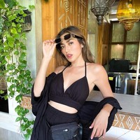 Artis 33 tahun itu mengklaim bahwa dia melakukan baptis dan dekat dengan tuhan bukan karena kekasihnya, melainkan berkat guru muay Thainya. Bung andre selalu ngirimin aku doa di WhatsApp. Suatu hari aku sadar, ini ada pelayan tuhan yang begitu dekat, kenapa nggak aku meraih pelajarannya supaya aku bisa lebih dekat dengan tuhanku, papar mantan tunangan Richard Kyle itu. Foto: Instagram/inijedar