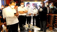 Direktur Consumer & Commercial Lending Bank BTN Hirwandi Gafar bersama Menteri Koordinator Bidang Kemaritiman dan Investasi Luhut Binsar Pandjaitan, Menteri Kelautan dan Perikanan Wahyu Sakti Trenggono (dua kiri) serta Gubernur Aceh Nova Iriansyah meninjau UMKM pemenang Lomba Inovasi Menu Ikan VS Kopi dalam acara Kampanye Gerakan Nasional Bangga Buatan Indonesia (Gernas BBI), di Banda Aceh, Rabu (8/9). 
