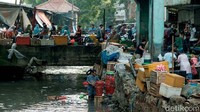 Pedagang Pasar Minggu menyediakan aneka kebutuhan pangan. 