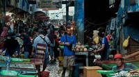 Tetapi, masih banyak warga dan pedagang sayur yang tidak menggunakan masker.