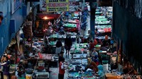 Salah satu aturan yang diterapkan selama PPKM diberlakukan adalah supermarket, pasar tradisional, toko kelontong dan pasar swalayan yang menjual kebutuhan sehari-hari diizinkan beroperasi dengan jam operasional yang dibatasi sampai dengan pukul 21.00 waktu setempat. Selain itu kapasitas pengunjung pun dibatasi hanya 50%.