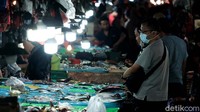 Tak lupa, para pedagang dan pengunjung diwajibkan mematuhi protokol kesehatan.