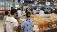 Pengumuman itu memicu panic buying di Yangon, ibu kota Myanmar. Banyak warga membeli beras, minyak goreng, makanan kering, hingga obat-obatan. AP Photo.
