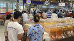 Potret Warga Myanmar Panic Buying Serbu Supermarket!