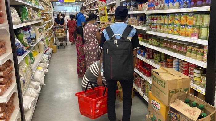 Supermarket di Myanmar ramai didatangi warga usai muncul deklarasi 'perang defensif rakyat' lawan junta militer. Aksi itu picu panic buying di masyarakat.