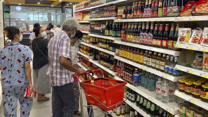 Ini yang Bikin Warga Panic Buying Serbu Supermarket di Myanmar Supermarket di Myanmar ramai didatangi warga usai muncul deklarasi 'perang defensif rakyat' lawan junta militer. Aksi itu picu panic buying di masyarakat.