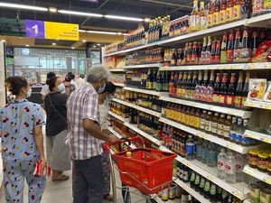 Potret Warga Myanmar Panic Buying Serbu Supermarket!