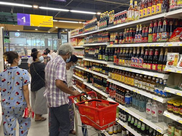Potret Warga Myanmar Panic Buying Serbu Supermarket!
