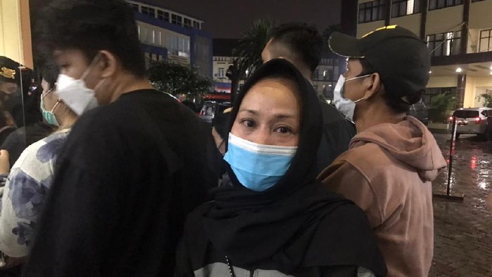 Irma Haerunnisa (39) di RS Polri menyerahkan data suaminya yang tewas dalam kebakaran Lapas Tangerang, Rabu (8/9/2021).