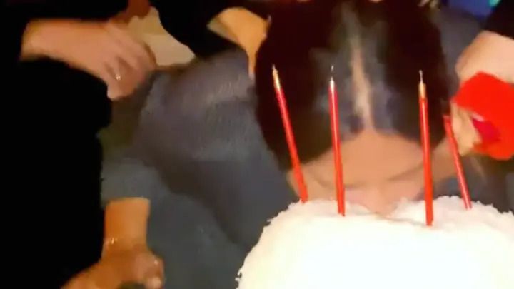 Iseng Banget! Angelina Jolie Dorong Wajah Salma Hayek ke Kue Ultahnya