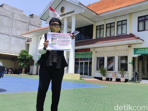 Istri Mantan Hakim Ini Demo Tunggal Soal Dugaan Rekayasa Pensiun Dini Suami