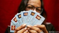 Bahkan menurut para Transpuan ini sejak pandemi COVID-19 mereka tak pernah mendapatkan bantuan sosial dari pemerintah karena tak memiliki identitas yang resmi seperti KTP. Sehingga para Transpuan ini hanya mengandalkan bantuan dari Yayasan Srikandi Sejati saja yang dimana memang peduli terhadap mereka.   
