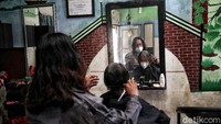 Bersama Mama Dona, pengurus Yayasan Srikandi Sejati yang juga Ketua Transpuan wilayah Jakarta Utara ini memilih tinggal bersama di rumah atau kosan petakan sambil membuka usaha salon. Mereka nyaman dan aman tinggal di lingkungan yang juga memperlakukan kaum Transpuan tanpa pilih kasih. Meski diterpa pandemi, usaha salon kecil dirumahnya itu semata-mata juga untuk saling membantu perekonomian sesama komunitasnya. Meski terbilang sulit, mereka tetap kuat secara kekeluargaan menghadapi bersama. 
