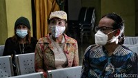 Komunitas Transpuan ini selalu mengisi kesehariannya dengan mengamen mulai dari jam 15.00 WIB-21.00 WIB. Bahkan ada dari sebagian mereka yang mengamen hingga ke Bekasi demi mencari sesuap nasi. Pemasukan ekonomi di masa pandemi COVID-19 sangat mencekik, Apalagi seperti mereka yang bekerja sebagai pengamen jalanan. Mendapatkan Rp 50 ribu-Rp 60 ribu dalam sehari saja sudah sangat beruntung. 