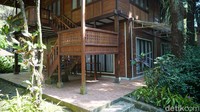 Kesan pertama yang kami rasakan adalah vila-vila di Jambuluwuk Convention Hall & Resort Puncak, Bogor terasa begitu asri. Bangunan-bangunan yang ada di sini sama sekali tak terlihat dari luar pagar karena ditutupi pepohonan yang menjulang tinggi.