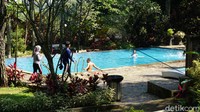 Kolam renang di Jambuluwuk Convention Hall & Resort Puncak, Bogor ada dua buah yang diperuntukkan tamu dari berbagai vila. Bila ingin kolam renang pribadi, traveler bisa menyewa Vila Djakarta.