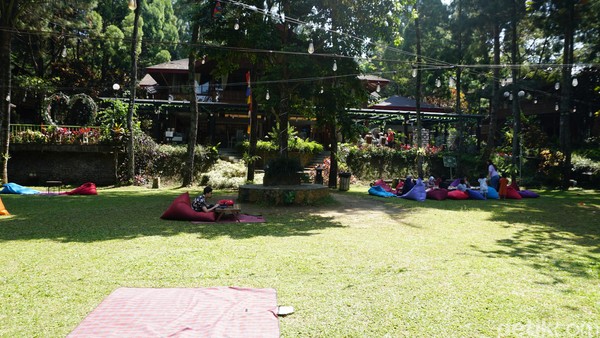 Suasana outdoor di Jambuluwuk Convention Hall & Resort Puncak, Bogor.