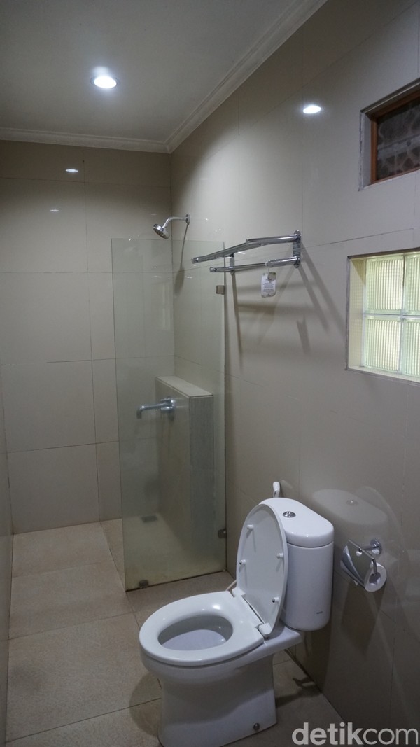 Namun tetap ada kekurangan, seperti tiada peralatan alat mandi di akomodasi yang disediakan untuk kami. Hanya ada sandal hotel dan setumpuk handuk. Namun tetap ada kekurangan, seperti tiada peralatan alat mandi di akomodasi yang disediakan untuk kami. Hanya ada sandal hotel dan setumpuk handuk.