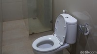 Namun tetap ada kekurangan, seperti tiada peralatan alat mandi di akomodasi yang disediakan untuk kami. Hanya ada sandal hotel dan setumpuk handuk.