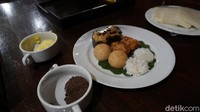 Ada beberapa camilan sebagai pencuci mulut yang cukup menggoda dan disajikan setiap hari, karena keesokan harinya kami sarapan di restoran dan mendapati menu yang sama. Camilan itu adalah ketan dibalut kelapa muda, pisang goreng, dan onde-onde yang cocok dinikmati bersama kopi hitam tanpa gula.