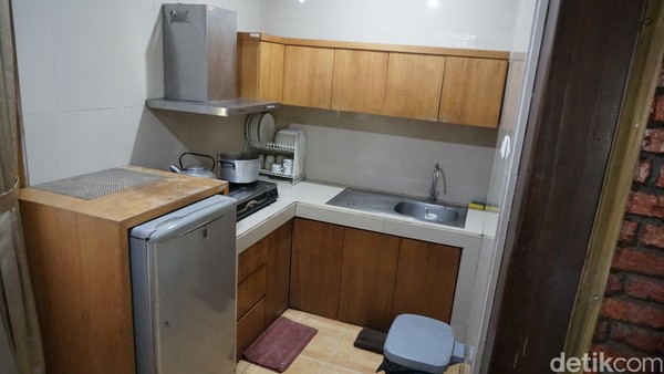 Tiada minibar yang biasa berisi beberapa jajanan di dalam kulkas. Namun, pengelola menyediakan air mineral di dalam galon dan kamu bisa memasak makanan ringan atau berat dari dapur ini. Tiada minibar yang biasa berisi beberapa jajanan di dalam kulkas. Namun, pengelola menyediakan air mineral di dalam galon dan kamu bisa memasak makanan ringan atau berat dari dapur ini.