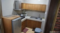 Tiada minibar yang biasa berisi beberapa jajanan di dalam kulkas. Namun, pengelola menyediakan air mineral di dalam galon dan kamu bisa memasak makanan ringan atau berat dari dapur ini.