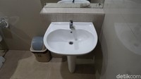 Empat kamar yang kami tempati begitu luas dan tentunya bersih. Kamar mandi pun terbilang minimalis, lega, dan lengkap fasilitasnya, mulai dari shower air hangat hingga wastafel.