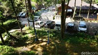 Area parkir di Jambuluwuk Convention Hall & Resort Puncak, Bogor terbilang besar. Anda bisa memarkir kendaraan di depan vila atau di beberapa bagian lainnya. 