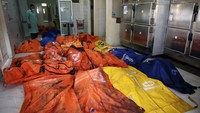 Petugas berdiri di antara kantong jenazah korban kebakaran Lapas Klas 1 Tangerang di RSUD Kabupaten Tangerang, Tangerang, Banten, Rabu (8/9/2021).