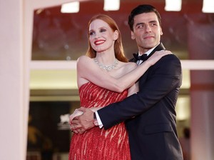 Viral Jessica Chastain dan Oscar Isaac Mesra di Karpet Merah, Tuai Pujian