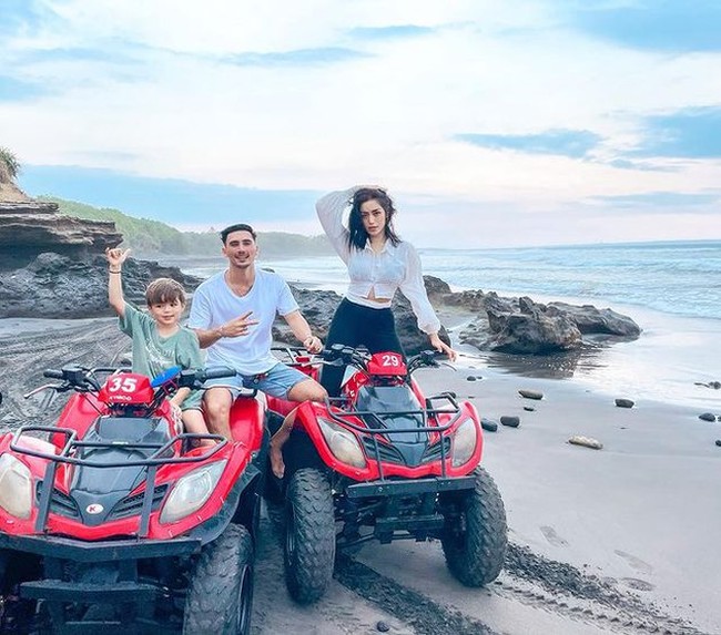 Begini potretnya saat berfoto bertiga dengan putra Jessica Iskandar, El Barack. Vincent sendiri tampak cukup dekat dengan El. Momen-momen saat Vincent sedang bermain bersama El pun sering dibagikan Jessica di Instagramnya. Foto: Instagram/@inijedar