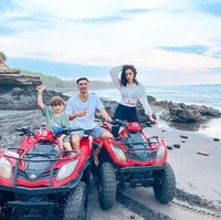 Begini potretnya saat berfoto bertiga dengan putra Jessica Iskandar, El Barack. Vincent sendiri tampak cukup dekat dengan El. Momen-momen saat Vincent sedang bermain bersama El pun sering dibagikan Jessica di Instagramnya. Foto: Instagram/@inijedar