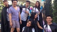 Jessica Iskandar bersama rekan-rekannya di acara musik pagi, termasuk mendiang Olga Syahputra.  Foto: dok instagram