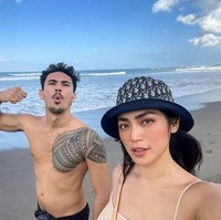 Ketika ditanya oleh salah satu netizen Instagram, Jessica menjawab bahwa alasannya pindah agama adalah karena hatinya telah merasa yakin dan percaya. Melalui salah satu video di channel YouTube Dapur Bisnis Online, Jessica mengaku dirinya mengalami perubahan dalam hidupnya usai dibaptis. Foto: Instagram/@inijedar
