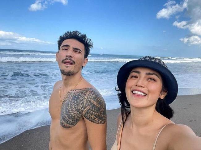 Tuhan, segala sesuatu, keputusan, jalan yang aku ambil dan lewati itu aku benar-benar berdoa, benar-benar minta tolong sama Tuhan. Sebenarnya kita hanyalah manusia biasa, kita hanya kecil tapi kita punya Tuhan yang besar, apa pun yang Tuhan kehendaki terjadi maka terjadilah, kata Jessica Iskandar dalam video YouTube tersebut. Foto: Instagram/@inijedar