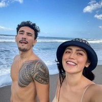 Tuhan, segala sesuatu, keputusan, jalan yang aku ambil dan lewati itu aku benar-benar berdoa, benar-benar minta tolong sama Tuhan. Sebenarnya kita hanyalah manusia biasa, kita hanya kecil tapi kita punya Tuhan yang besar, apa pun yang Tuhan kehendaki terjadi maka terjadilah, kata Jessica Iskandar dalam video YouTube tersebut. Foto: Instagram/@inijedar