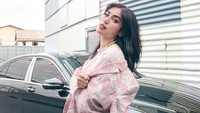 Jessica Iskandar memamerkan mobil mewah, ia juga tag Prestige Motocars. Foto: dok instagram