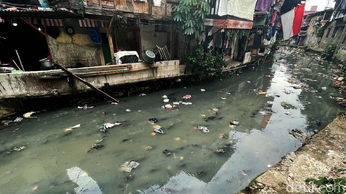 Kali Jati Bunder di Tanah Abang tampak dipenuhi sampah. Hal itu mengakibatkan bau tak sedap tercium saat beraktivitas di kawasan tersebut.