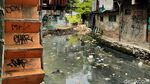 Jorok! Kali Jati Bunder Tanah Abang Dipenuhi Sampah