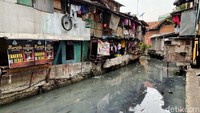 Meski pada pagi hari kali telah dibersihkan, ada saja sampah yang mengalir dari hulu hingga sampai ke permukiman warga.