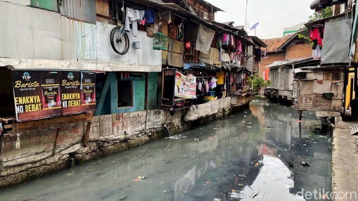 Kali Jati Bunder di Tanah Abang tampak dipenuhi sampah. Hal itu mengakibatkan bau tak sedap tercium saat beraktivitas di kawasan tersebut.