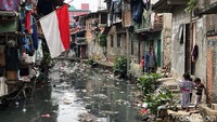 Penampakan Kali Jati Bunder yang dipenuhi sampah di Kelurahan Kebon Kacang, Tanah Abang, Jakarta Pusat, Rabu (8/9/2021).