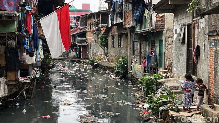 Jorok! Kali Jati Bunder Tanah Abang Dipenuhi Sampah Kali Jati Bunder di Tanah Abang tampak dipenuhi sampah. Hal itu mengakibatkan bau tak sedap tercium saat beraktivitas di kawasan tersebut.