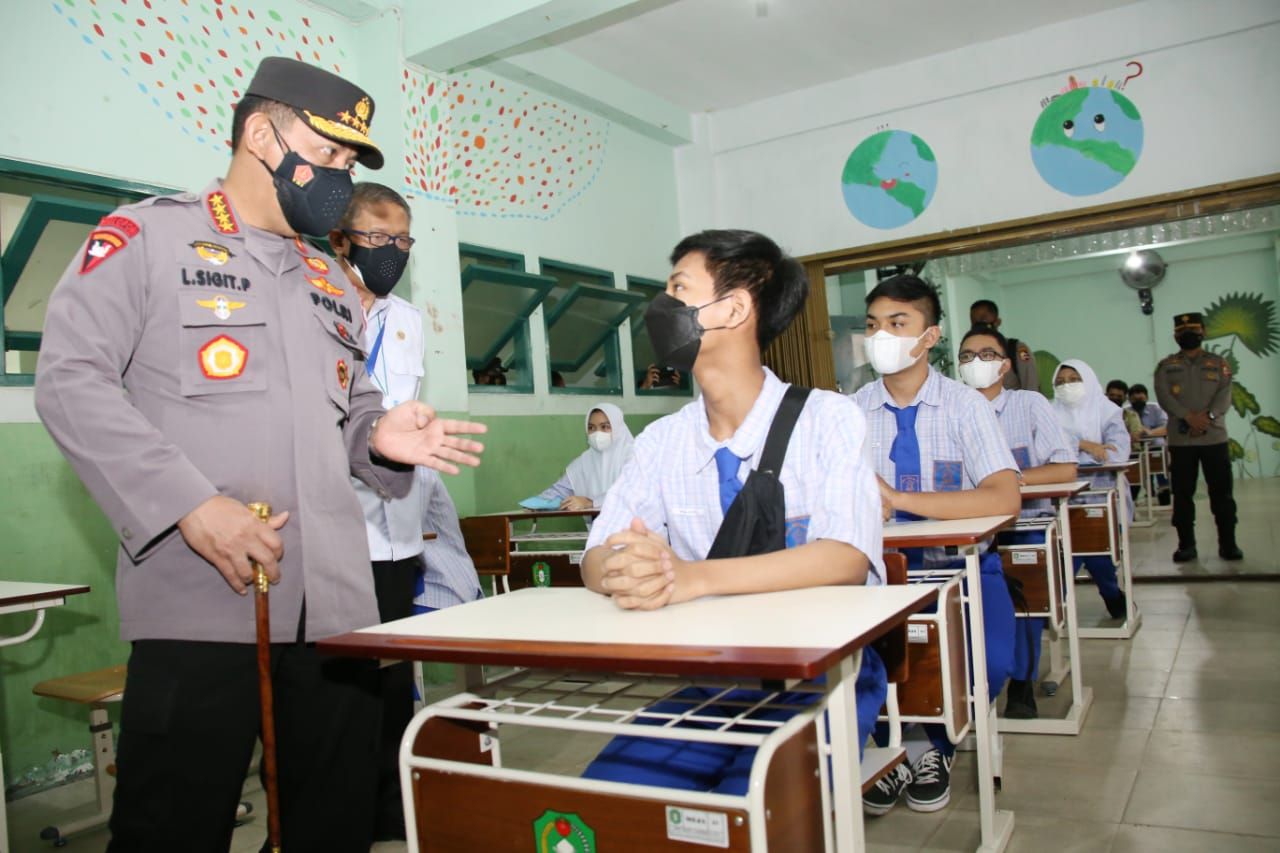 Kapolri meninjau serbuan vaksinasi di wilayah Kalbar